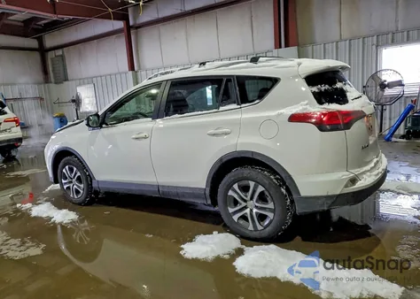 2017 Toyota Rav4 Le z USA, uszkodzony, nr VIN JTMBFREV8HD205733
